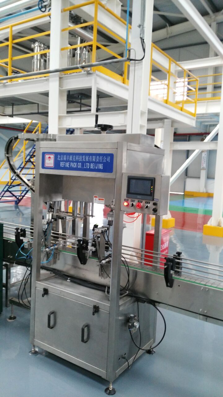 4升灌裝線中的旋蓋機及自動理該機